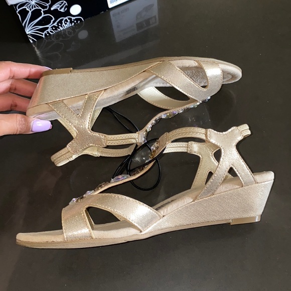 New woman’s east 5th sandals with small wedge - Picture 16 of 16